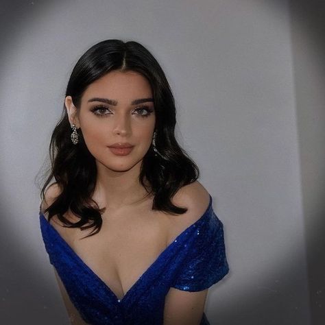 Makeup For Blue Dress, Minimal Hair, Prom Makeup Looks, Body Art Photography, Simple Makeup Looks, Beautiful Curly Hair, Bachelorette Outfits, Dope Makeup, Makeup Eye Looks