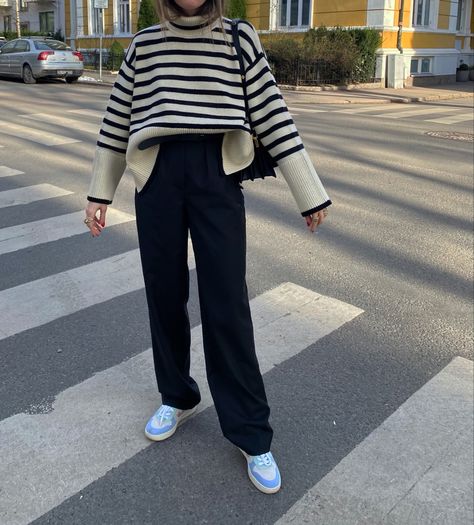 Marin Sweater Outfit, Striped Sweater Outfit Spring, Toteme Striped Sweater Outfit, Striped Sweater Outfit Fall, Strip Sweater Outfit, Veja Outfits, Summer Airplane Outfit, Marin Sweater, Striped Sweater Outfit