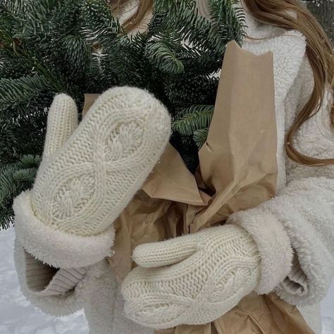 Staying warm, but make it stylish❄️ #affiliate #fashion #style #stylish #trendy #trending #winter #white #snow #aesthetic #christmas #christmasgiftideas #gifts #giftideas #inspiration #outfits #outdoor Winter Aesthetic Pictures, Gloves Aesthetic, Cold Girl, Christmas Dreaming, Winter Princess, Xmas Wallpaper, Christmas Collage, Snow Trip, Cute Christmas Wallpaper