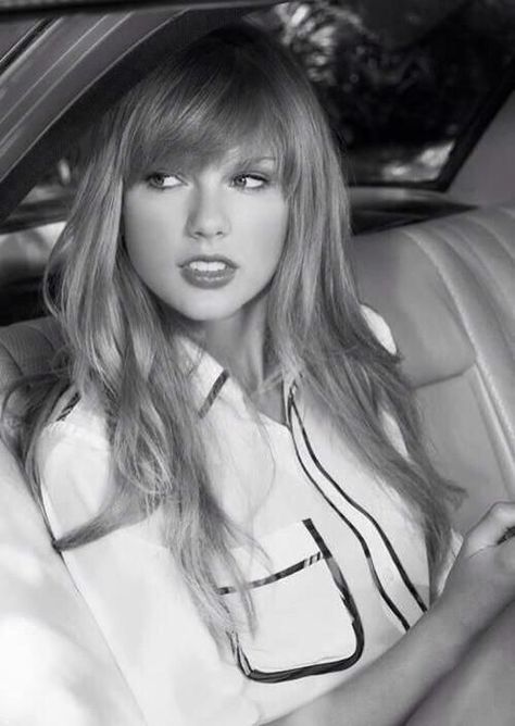 Taylor Swift Side Swept Bangs: Almost Full Fringe With A Subtle Sweep Style Taylor Swift, Estilo Taylor Swift, Side Swept Bangs, Taylor Swift Outfits, Taylor Swift Pictures, Taylor Swift Style, Taylor Alison Swift, Mode Inspiration, Britney Spears