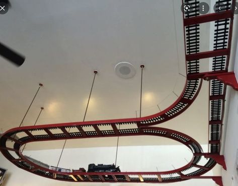 Ceiling Train, Toy Train Layouts, Radio Control Diy, Model Train Table, Model Training, Model Train Accessories, Garden Railroad, Hobby Trains, Train Table