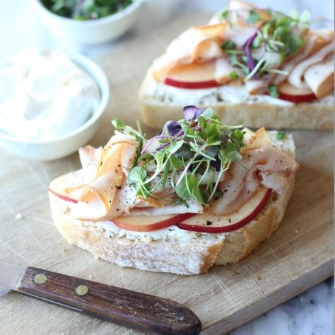 Open Faced Sandwich Turkey Apple Sandwich, Apple Sandwich Recipes, Turkey Apple, Turkey Sandwiches Recipes, Apple Sandwich, Healthy Sandwich Recipes, Mini Bagels, Cold Sandwiches, Open Faced Sandwich