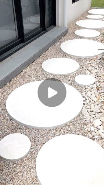 Crazy Pave Stepping Stones, Palm Springs Backyard, Round Stepping Stones, Stepping Stones Diy, Garden Stepping Stones, Concrete Garden, Rock Decor, Stone Work, Tropical Garden