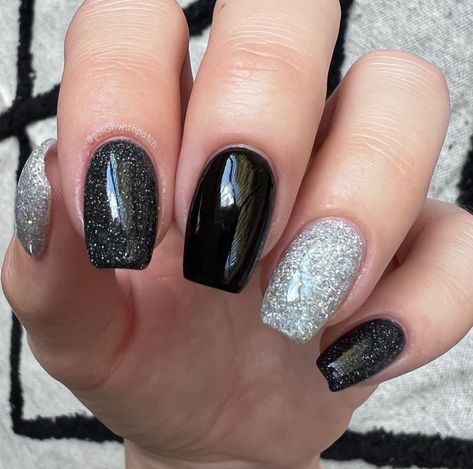 Black Gray Nails Ideas, Grey And Black Nails Designs, Dark Silver Glitter Nails, Dark Gray Nail Ideas, Glittery Black Nails, Black Glittery Nails, Dark Gray Nails With Glitter, Charcoal Glitter Nails, Black Gray Glitter Nails