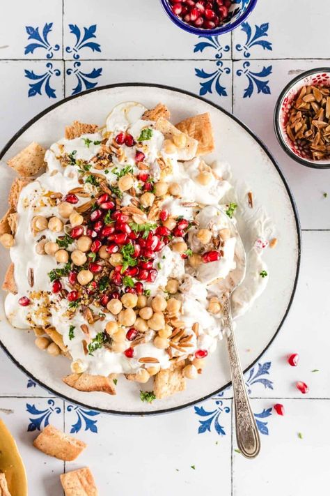 Fattet Hummus, Turkish Yogurt, Iftar Recipes, Dry Chickpeas, Leftover Bread, Brunch Dishes, Tahini Sauce, Yogurt Sauce, Hummus Recipe