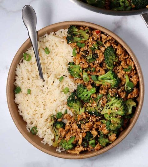 39+ Healthy Ground Chicken Recipes (In Under 1 Hour) Honey Sriracha Ground Chicken, Ground Chicken And Broccoli, Sweet And Spicy Chicken, Healthy Bowls Recipes, High Protein Meal Prep, Ground Chicken Recipes, Chicken And Broccoli, Healthy Bowls, Meal Prep Bowls