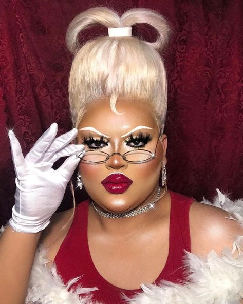 SashSlayCosmetics ™️ on Instagram: “Mrs. Clause Is In The Building Right Now!!!🧑🏽‍🎄 @mugsbykris Literally Blowing Us Away With This Xmas Look Wearing •Hot Couture• On The…” Mrs Claus Makeup, Hot Couture, Mrs Clause, Christmas Makeup, Mrs Claus, Prom Hairstyles, The Building, Prom Hair, Ugly Christmas