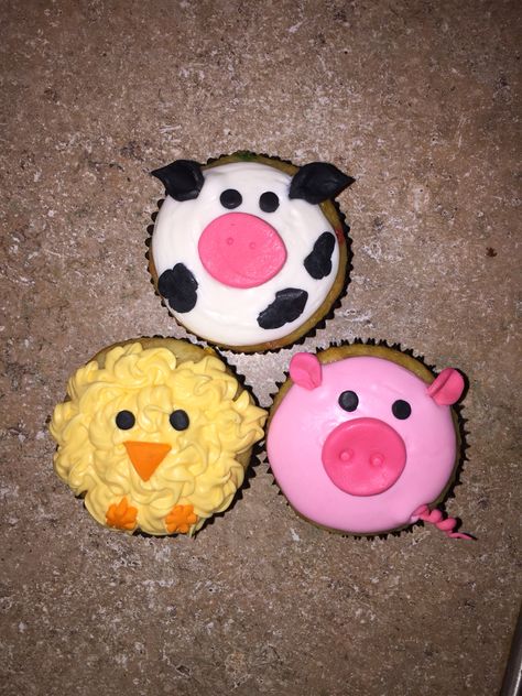 Easy DIY farm animal cupcakes! Barnyard Animal Cake, Diy Farm Cupcakes, Cow Decorated Cupcakes, Diy Cow Cupcakes, Farm Animal Cupcakes Easy, Ffa Cupcakes, Farm Cupcakes Ideas, Farm Themed Cupcakes, Play Dough Designs