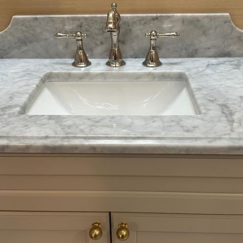 The sweetest little powder room. Our girl @jamilookabilllong has an eye for classic details and charm! Love how this space turned out. Grass cloth, scalloped edges, marble, gold + polished nickel- what could be better?! Design: @intuitive.design_ 🛠️: @greateastern_contracting Annapolis interior design #intudesign Scalloped Backsplash, Marble Bathroom Counter, Carrara Marble Bathroom, Vanity Backsplash, White Farmhouse Sink, Intuitive Design, Marble Backsplash, Bathroom Counters, Marble Bathroom