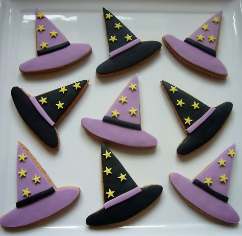 Witch hat cookies Witch Hat Sugar Cookies Decorated, Witch Hat Cookies Decorated, Witches Hat Sugar Cookies Decorated, Biscotti Halloween, Cookies For Work, Halloween Wedding Theme, Cute Halloween Food, Halloween Sugar Cookies Decorated, Pastry Decoration