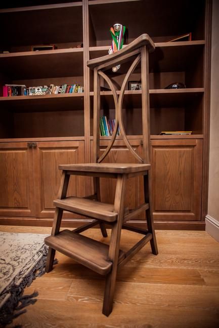 modern home library design and book storage ideas Modern Home Library Design, Cliff Forest, Modern Home Library, Library Stairs, Library Steps, Modern Home Office Design, Wooden Step Ladder, Stool Ideas, Dining Room Library