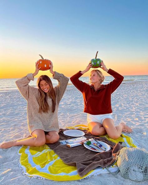 Pumpkin Painting Pictures, Pumpkins On The Beach, Pumpkin Beach Pictures, Pumpkin Painting Picnic, Painting Pumpkins Aesthetic, Pumpkin Painting Aesthetic, Tropical Halloween, Pumpkins Painting, Bestie Board