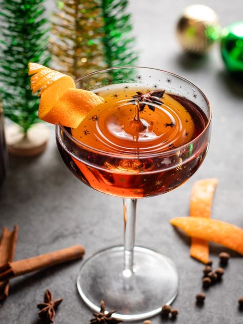 The Best Christmas Manhattan Cocktail - Cocktail Contessa Holiday Manhattan Cocktail, Winter Manhattan Cocktail, Christmas Manhattan Cocktail, Christmas Manhattan, Manhatten Cocktail, Holiday Old Fashioned, Christmas Chronicles, Drink Ingredients, Christmas Martini