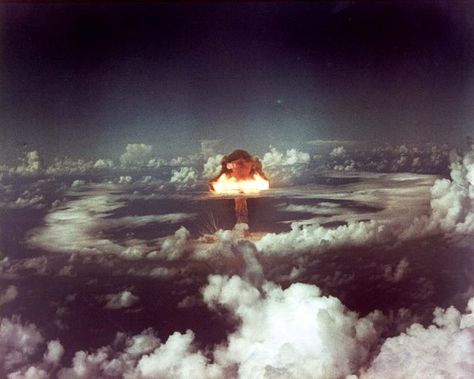 1961 Footage of the Most Powerful Bomb Ever Detonated has Just Been Declassified Operation Ivy, Perang Dunia Ii, Nuclear Test, Historia Universal, By Any Means Necessary, E Mc2, Marshall Islands, Nagasaki, Ronald Reagan