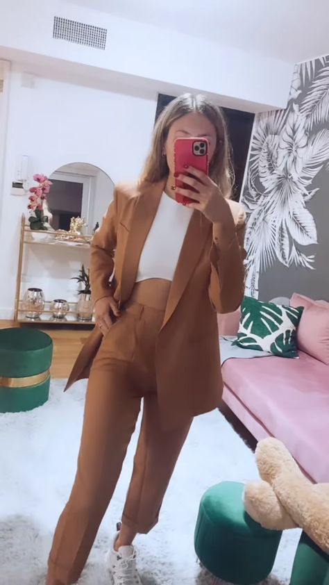 conjunto de blazer y pantalon de vestir color marron caramelo. Pantalon Camel Outfits Mujer, Outfit Pantalon Marron, Outfit Cafe, Camel Outfit, Office Casual Outfit, Look Formal, Outfit Primavera, Outfit Mujer, Mom Day