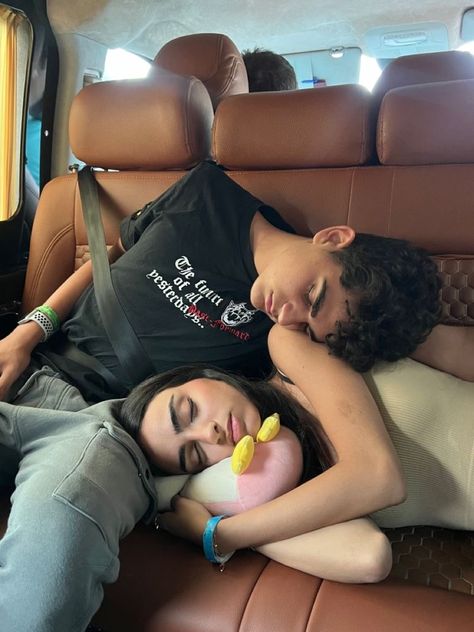 Family Vacation Pics, Family Traveling Aesthetic, Cute Siblings Pictures, Us When Couple, Couple In Turkey, Couple Napping, Cute Sibling Pictures, Family Pictures Aesthetic, Aesthetic Family Pictures