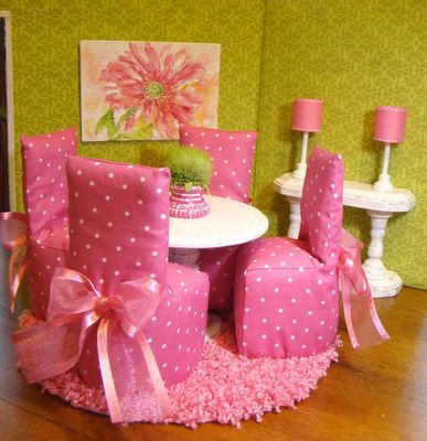 DIY Barbie House - This site has some really cute ideas for a very lucky girl and her Barbie house. Dreamhouse Barbie, Miniature Chairs, Castle Dollhouse, Barbie Camper, Barbie House Furniture, Diy Barbie House, Doll Furniture Diy, Diy Barbie Furniture, Barbie Doll House