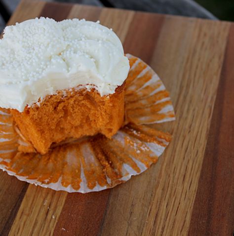 Thai Iced Tea Cupcakes with Condensed Milk Buttercream. Thai tea in a mixture of milk and sweet condensed milk to make a cupcake that tastes shockingly like its inspiration. Condensed Milk Buttercream, Tea Cupcakes, Thai Iced Tea, Sweet Condensed Milk, Tea Cup Cake, Thai Dessert, Thai Tea, Asian Desserts, Köstliche Desserts