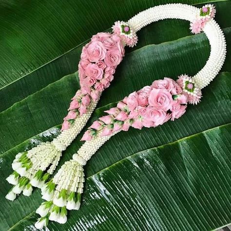 Modern Bridal Bouquets, Indian Wedding Garland, Wedding Flower Jewelry, Flower Garland Wedding, Beautiful Wedding Decorations, Flower Rangoli, Wedding Stage Decorations, Wedding Flower Decorations, Floral Garland