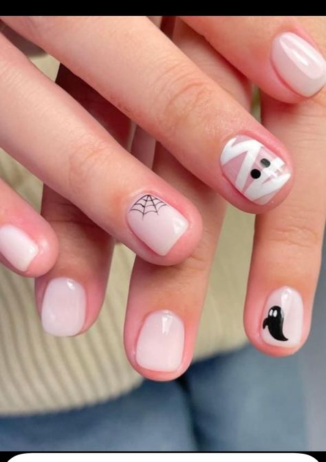 Halloween Nail Designs Natural Nails Short, Cute Short Holloween Nails, Halloween Easy Nails Short, White Mummy Nails, Gel Polish Nail Designs On Natural Nails Halloween, Halloween Easy Nail Art, Short Mummy Nails, Ghost Nail Designs Easy, Easy Witch Nails