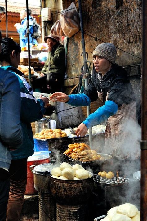 Streetfood in Hanoi Street Food Market, Food Stand, Vietnam Voyage, Asian Street Food, World Street, Sa Pa, Vietnam Tours, Street Vendor, Hanoi Vietnam