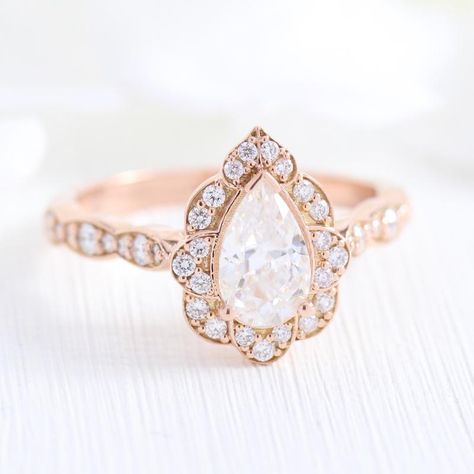 Moissanite Wedding Set, Pear Moissanite Engagement Ring, Diamond Alternative Engagement Ring, Rose Gold Moissanite Ring, Moissanite Engagement Ring Halo, Traditional Engagement Rings, Antique Engagement Ring, Detailed Engagement Ring, Pear Ring