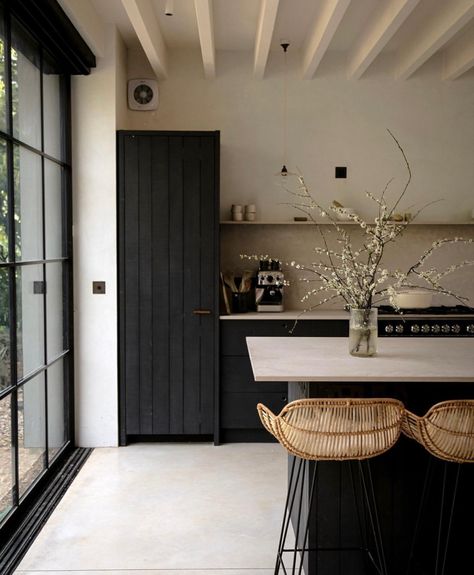 Hygge Kitchen, Scandi Kitchen, Black And White Kitchen, Prairie House, Bungalow Renovation, Kitchen Design Open, Scandinavian Kitchen, Black Cabinets, Hardware Finishes