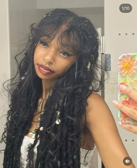 marley locs with human hair bang Loc Curtain Bangs, Locs And Curly Hair, Locs And Bangs, Styling Bangs With Curly Hair, Locs With Straight Bangs, Boho Locs With Bangs, Protective Styles With Bangs, Colors For Box Braids, Locs With Curly Bangs