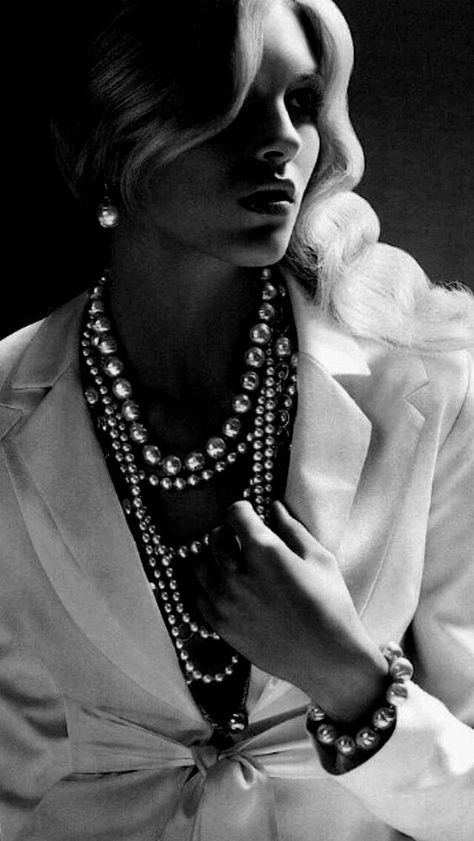 Pearls Photography, Photography Jewelry, Pearl Jewels, Fashion Art Photography, Christy Turlington, White Fashion, Vintage Photography, Girls Best Friend, Pearl Jewelry