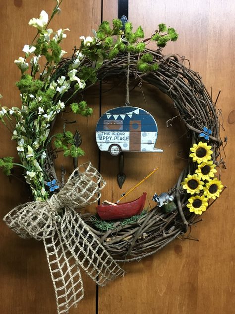 Camping/camper wreath Camping Wreaths Diy, Camping Wreath Ideas, Camper Wreath, Camping Classroom, Camping Theme Classroom, Making Wreaths, Camping Camper, Front Door Wreaths, Diy Camping