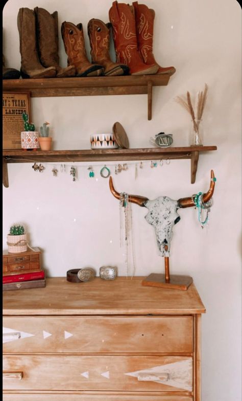 Western Bedside Table Decor, Farmhouse Vanity Bedroom, Antique Western Bedroom, Western Desk Decor Ideas, Western Makeup Organizer, Western Room Organization, Pink Country Bedroom Ideas, Country Wall Decor Bedroom, Diy Boho Vanity