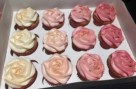 Box of 12 pink ombré rose style cupcakes 🧁🌸 #cupcakeoftheday #cupcakesoftheworld #cupcakes #cupcake #cupcakesofinstagram #cupcakesoftheday… Rose Gold Cupcakes, Cupcake Rose, Cupcake Table, Cupcake Queen, Girls Cake, Gold Cupcakes, Ombre Rose, Box Of, Happy Birthday Art