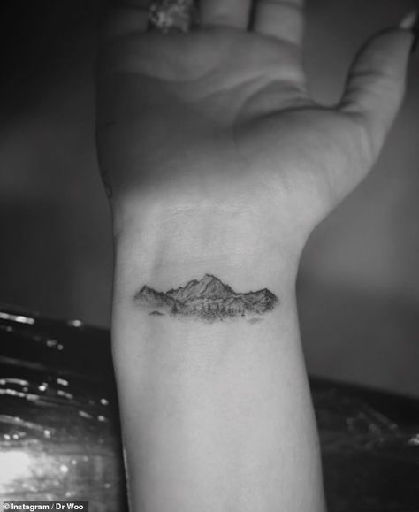 Mountain Range Tattoo, Tattoo Perna, Saturn Tattoo, Adele Adkins, Paradise Tattoo, Pretty Hand Tattoos, Meaningful Drawings, Mountain Tattoo, Classy Tattoos