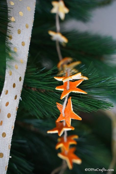 Christmas Dried Fruit Garland, Orange Tree Garland, Orange Tree Decorations, Christmas Tree Ideas Orange Slices, Orange Xmas Decorations, Orange Peel Stars, Crunchy Christmas Decor, Sustainable Christmas Tree Decorations, Diy Orange Ornaments