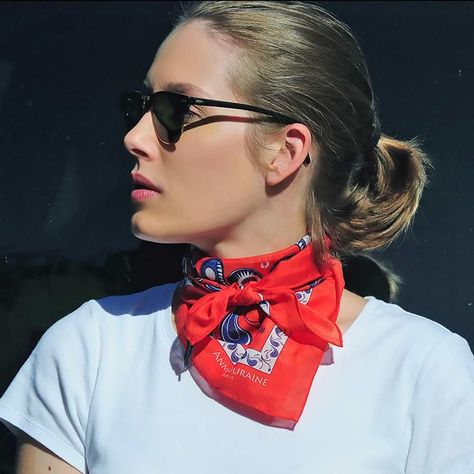 Neck Scarf Outfit, Travel Clothesline, Bandana Outfit, Minimalist Wardrobe Essentials, Outfit Hacks, Scarf Trends, How To Wear A Scarf, Scarf Outfit, Bandana Styles