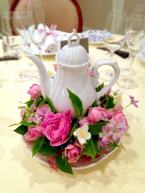 Teapot Centerpiece, Teapot Ideas, Tea Party Activities, Tea Cups Diy, Tea Party Centerpieces, Party Floor, Tea Cup Centerpieces, Vintage Tea Parties, Ladies Tea