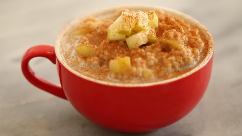 IN A MUG : Apple Pie Oatmeal. // Ingredients: ½ apple, cored and chopped (skins on), 1 cup water, ½ cup rolled oats, ½ tsp ground cinnamon // Instructions: Microwave for around 1 minute or until firm in the center of the cake (timing is based on my 1200W microwave so your timing might vary) Oatmeal In A Mug, Oatmeal Microwave, Homemade Cream Cheese Recipe, Microwave Oatmeal, Gemma Stafford, Salted Caramel Sauce Recipe, Microwave Apples, Microwave Mug Recipes, Oatmeal Apple