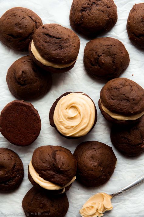 Soft, rich, and moist chocolate whoopie pies with easy salted caramel filling. Indulgent and worth every bite! Recipe on sallysbakingaddiction.com Monster Recipes, Salted Caramel Filling, Salted Caramel Frosting, Chocolate Whoopie Pies, Caramel Filling, Moon Pies, Whoopie Pie, Sally's Baking, Caramel Frosting