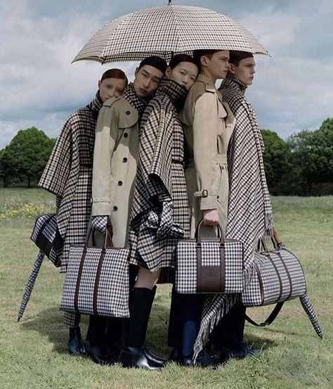 Under An Umbrella, Group Photography, Tim Walker, Antonio Marras, Fashion Photography Inspiration, Photography Portrait, Photography Inspo, Fashion Shoot, Fashion Poses