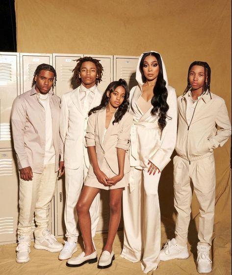 Family Photo Outfits Single Mom, Nude Color Family Photoshoot, Teenager Family Photoshoot, Family Photos Black People, Family Photoshoot Black People, Big Family Photo Shoot Ideas, Big Family Photos, Kylie Jenner Look, Family Photoshoot Outfits