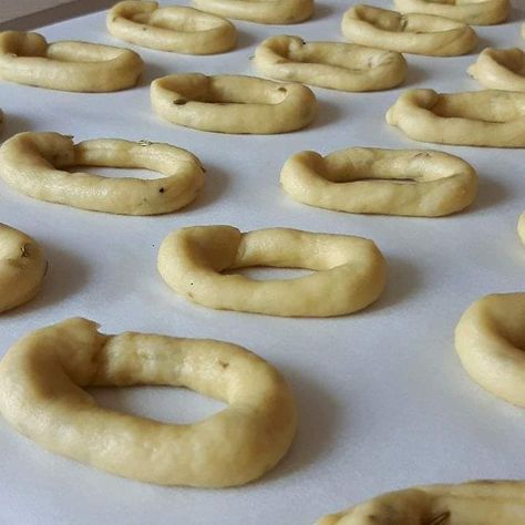 TARALLI TIPICI PUGLIESI IMPASTO SEMPLICE senza bollitura sono un tipico finger food pugliese , semplice da preparare , dalla consistenza croccante e Puglia Food, Traditional Christmas Food, Italian Cookie Recipes, Confort Food, Italian Recipes Traditional, Biscotti Cookies, Fritter Recipes, Italian Cookies, Finger Food