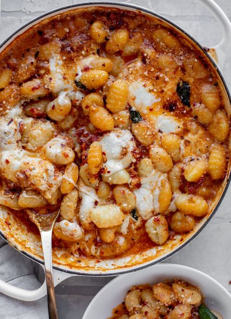 Sun Dried Tomato Gnocchi, Tomato Gnocchi, Sun Dried Tomato Sauce, Baked Gnocchi, Plats Healthy, Baked Tomatoes, Fall Dinner Recipes, Cozy Meals, Winter Recipes