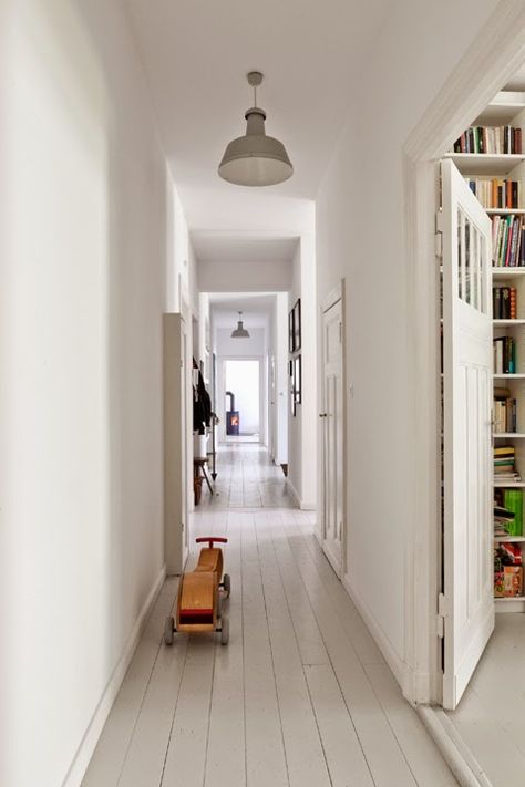 White Painted Floors, Painted Wooden Floors, Painted Floorboards, Painted Wood Floors, Grey Wood Floors, Berlin Apartment, Painted Floor, Foyer Decorating, Sopot