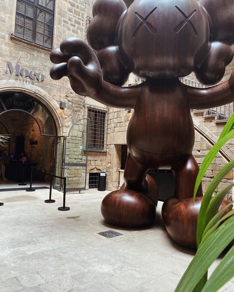 Kaws outside of the MOCO- Barcelona Art Sculptures, Sculpture Art, Barcelona, The Outsiders, Branding, Wallpapers, Statue, Sculpture, Paris