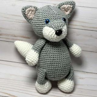 PATRONES AMIGURUMI GRATIS: PATRON GRATIS LOBO AMIGURUMI 61020 Crochet Wolf, Crochet Sheep, Crochet Toys Free, Crochet Monsters, Crochet Patterns Free Beginner, Pointy Ears, Gray Wolf, Sewing Stitches, Grey Wolf