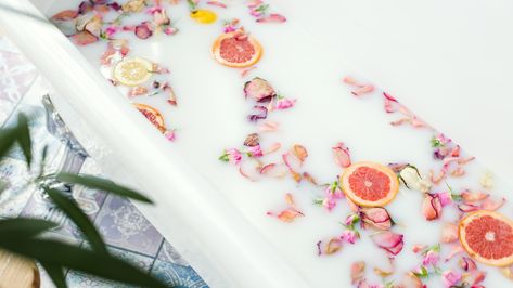 Here's Why You Should Be Adding Citrus Fruits To Your Bath Diy Milk Bath, Milk Bath Recipe, Citrus Bath, Coconut Milk Bath, Lemons And Limes, Lactose Free Milk, Bath Recipes, Pomegranate Seed Oil, Dried Rose Petals