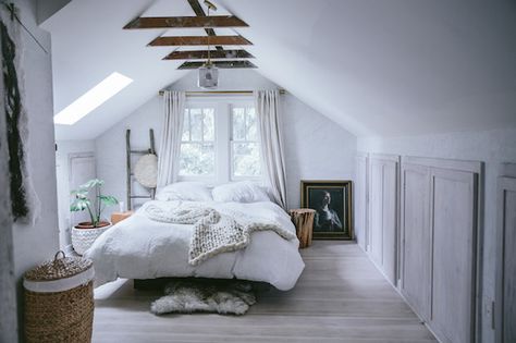 20 Small Attics That Will Make You Want To Move Upstairs - House & Home Small Office Room, Cozy Bedroom Colors, Modern Appartement, Attic Bedroom Designs, Attic Loft, Attic Design, Attic Bedrooms, Attic Renovation, Attic Remodel