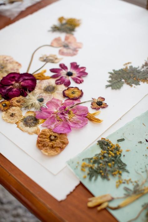 Pressed Flower Art Picture Frames, Diy Pressed Flower Art, Paper Picture Frames, Pressed Flowers Diy, Flower Petal Art, Dried Flowers Diy, Diy Fleur, Pressed Flower Crafts, Hanging Flower Wall