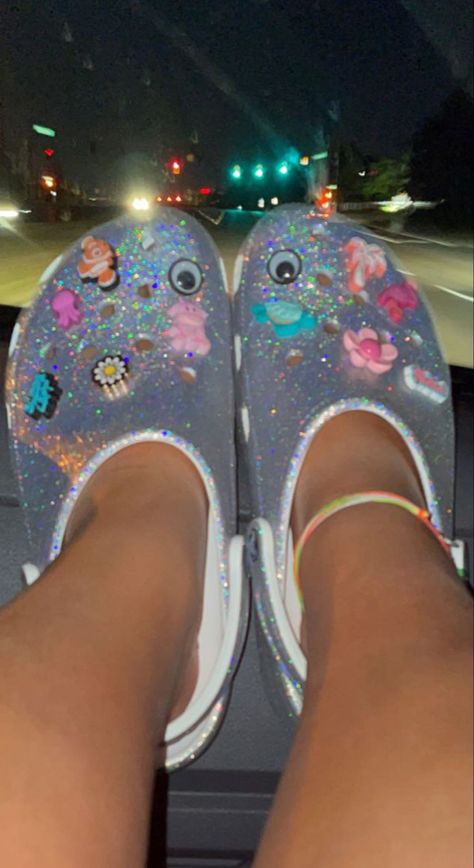 Crocs and traffic lights Sparkly Crocs, Lavender Crocs Aesthetic, Crocks Shoes Glitter, Glitter Crocs, Pink Glitter Crocs, Fuzzy Crocs, Crocs Aesthetic, Crocs Ideas, Street Aesthetic