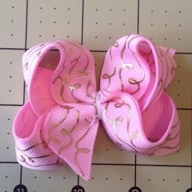 Ribbons and Much More: HOW TO make a boutique bow using the figure 8 method Grosgrain Ribbon Bows Diy, Boutique Bows Diy Tutorials, Boutique Hair Bows Diy, Boutique Bow Tutorial, Diy Baby Bows Headbands, Softball Hair Bows, Ribbon Bow Tutorial, Diy Baby Bows, Hair Bow Instructions